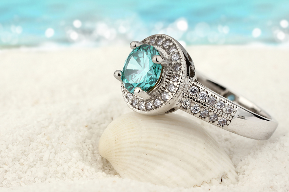 CHỌN TRANG SỨC THÔNG MINH MÙA DU LỊCH BIỂN