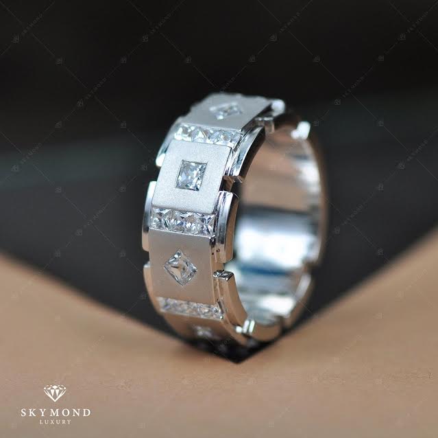 Đeo Nhẫn Hợp Với Ngón Tay Chủ Nhân: May Mắn Tài Lộc Vào Như Nước