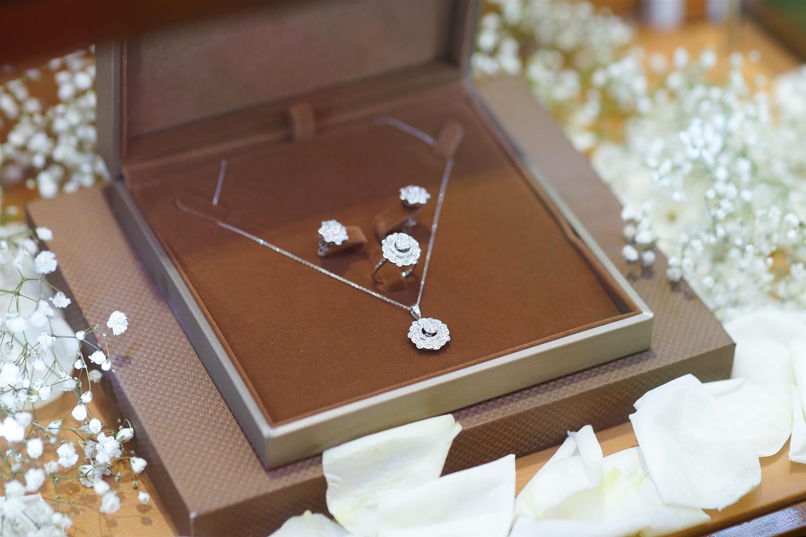 “Nấc Thang” Ra Mắt BST Platin Và Kim Cương Cao Cấp