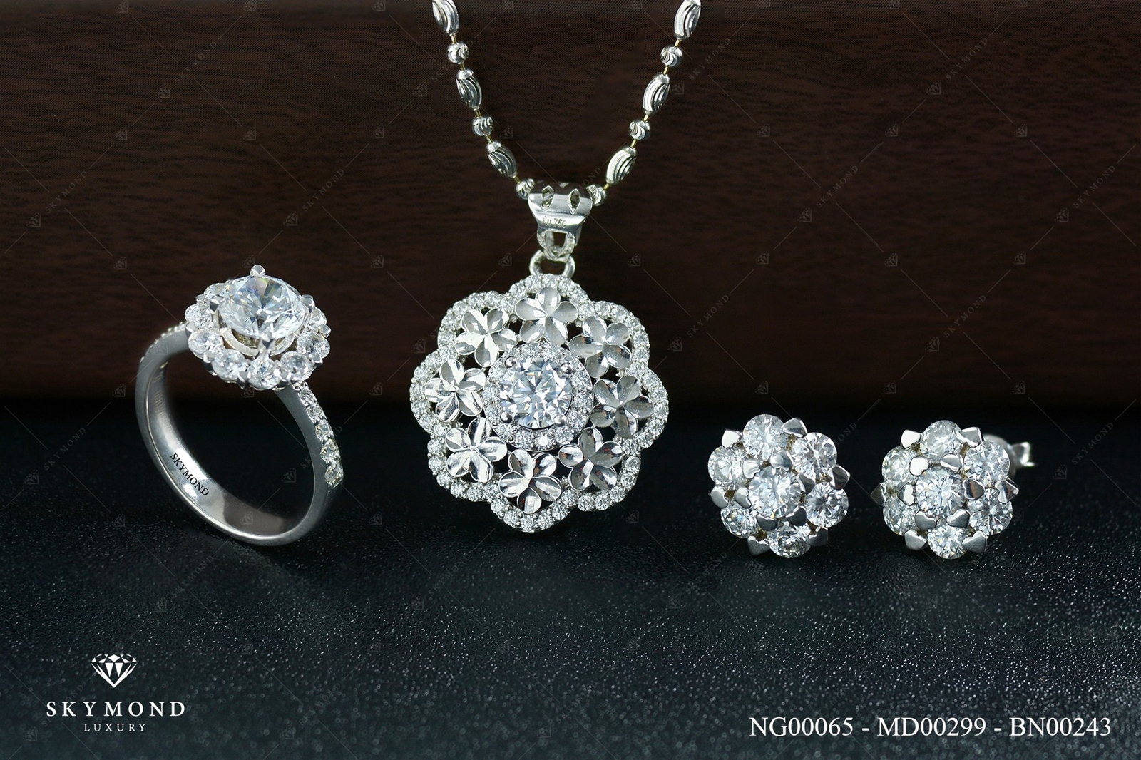 Trang Sức “Quyền Lực” Nữ Lãnh Đạo