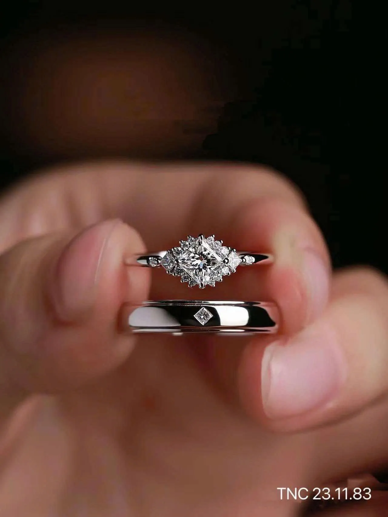 Vàng Trắng và Bạch Kim: Sự Khác Biệt Được Lý Giải Trong Những Cặp Nhẫn Cưới Cao Cấp