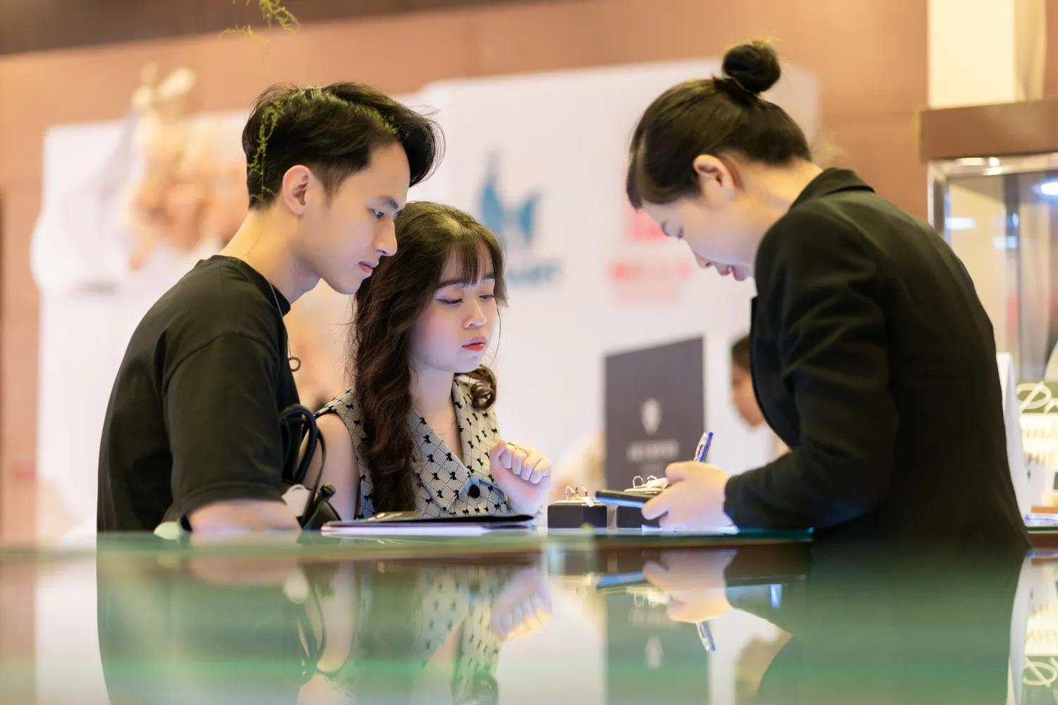 Giải Mã Ý Nghĩa – Từng Chi Tiết Trên Nhẫn Cưới Nói Lên Điều Gì Về Tình Yêu Của Bạn?