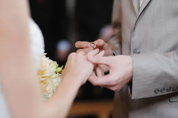 cặp đôi trao nhẫn cưới