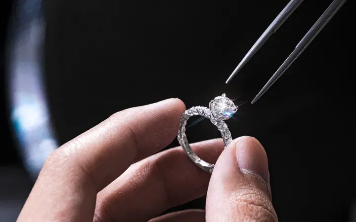 chế tác nhẫn cưới