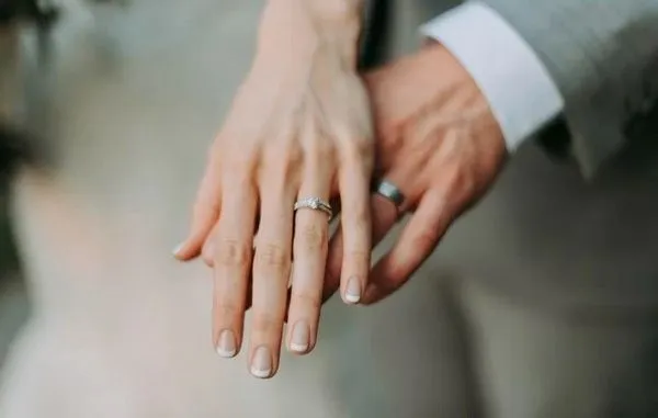vị trí đeo nhẫn cưới chính xác