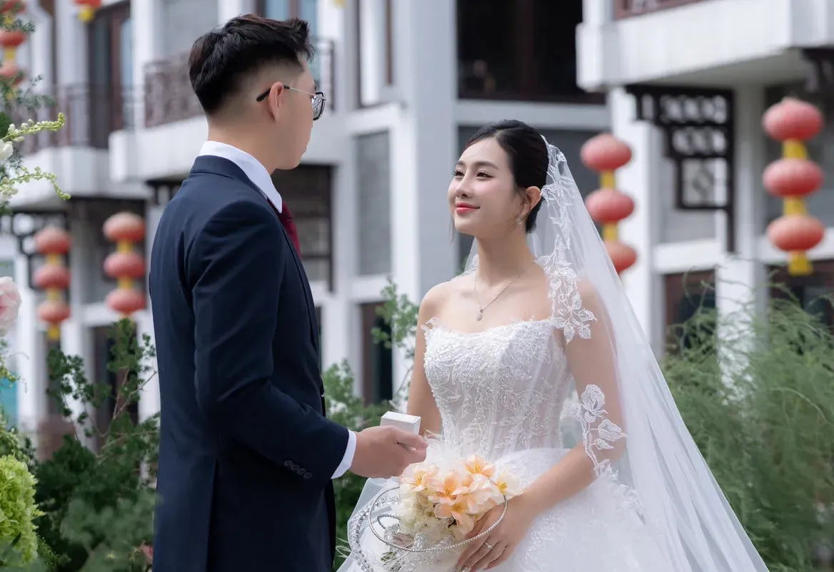 Nhẫn cầu hôn đeo ngón nào? Giải mã ý nghĩa và cách kết hợp với nhẫn cưới