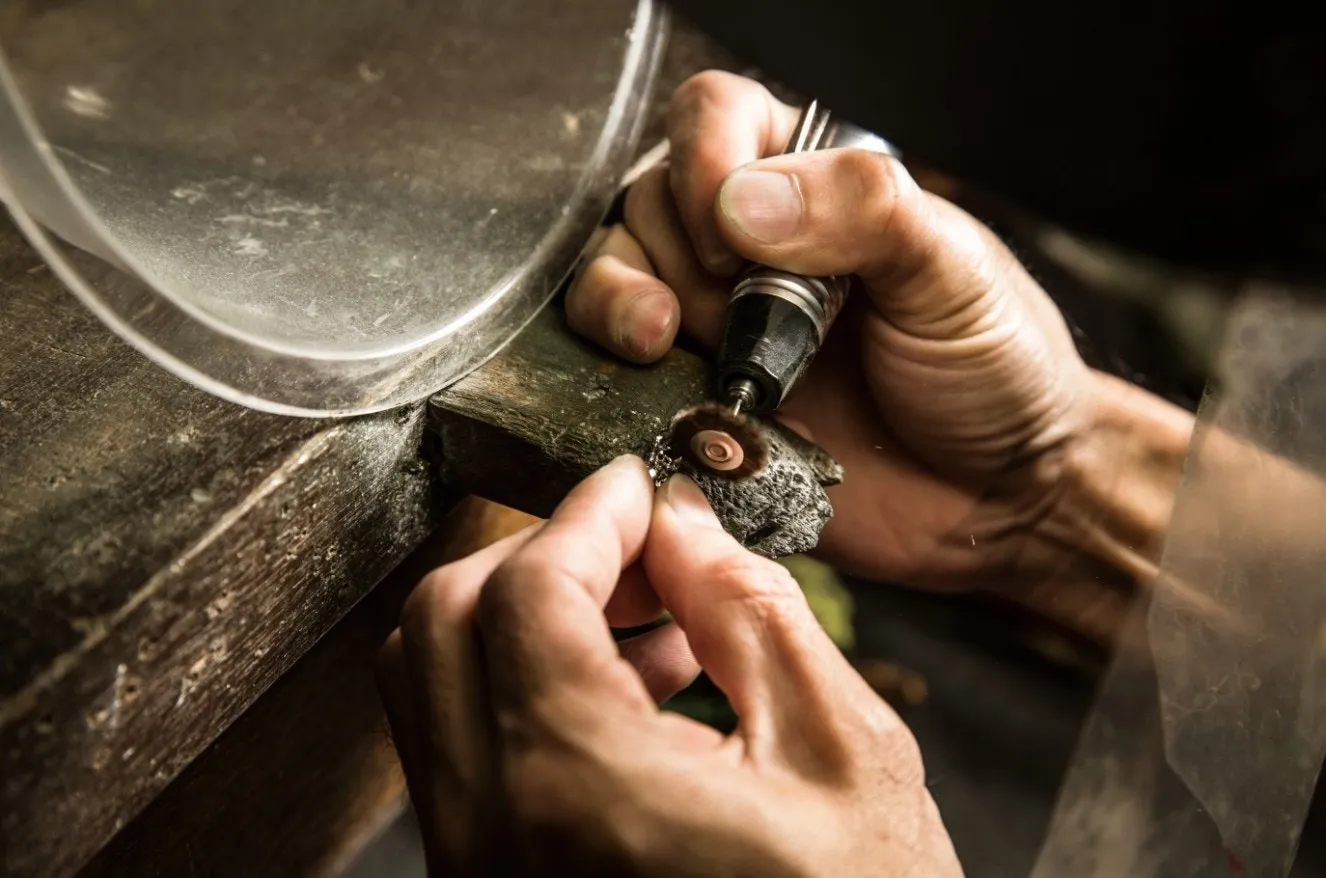 Tại Sao Dịch Vụ Thiết Kế Logo Cài Áo Chế Tác Thủ Công Lại Quan Trọng?