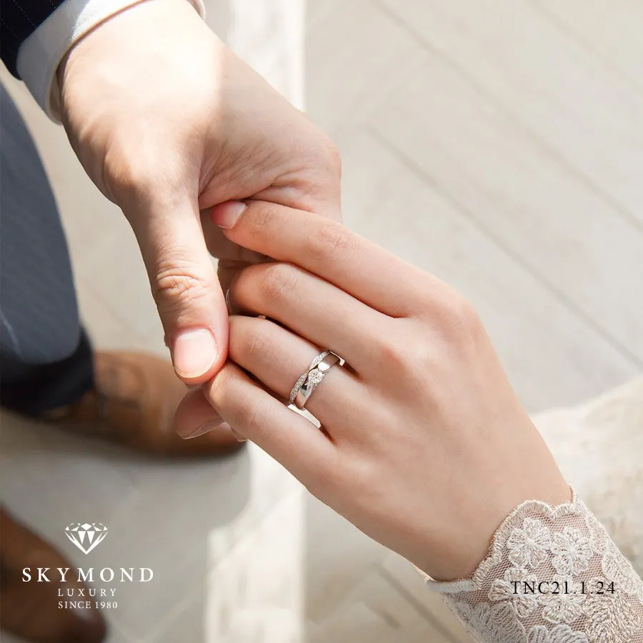 Nhẫn cầu hôn đeo ngón nào? Kết hợp phù hợp nhẫn cưới