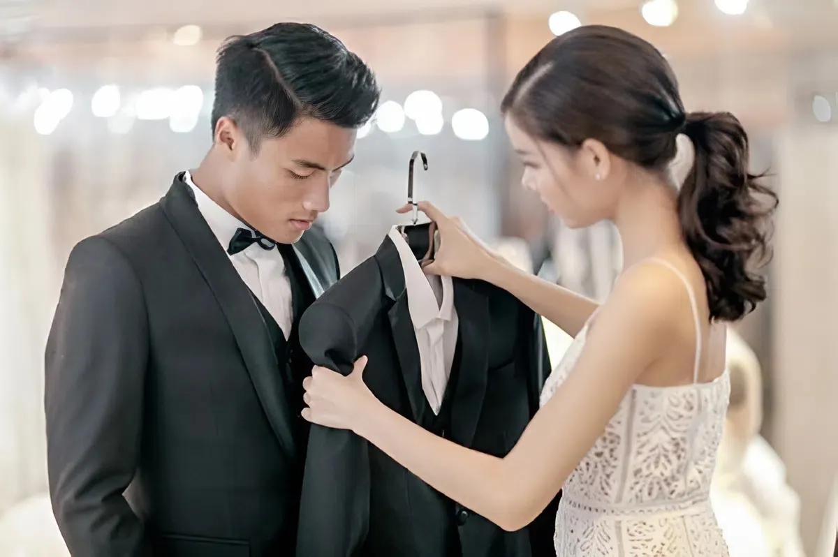 chuẩn bị trang phục cưới