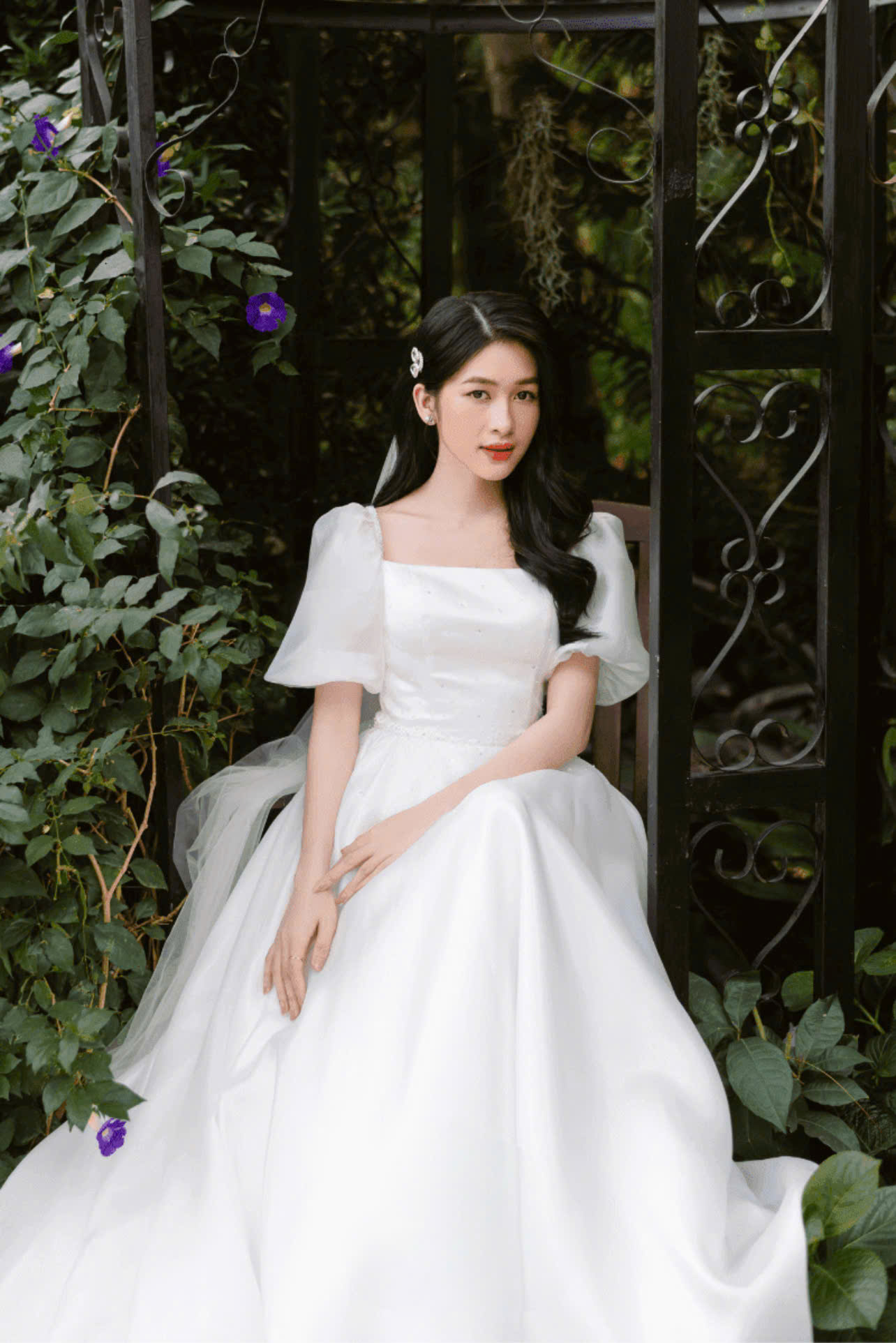 váy cưới cổ vuông