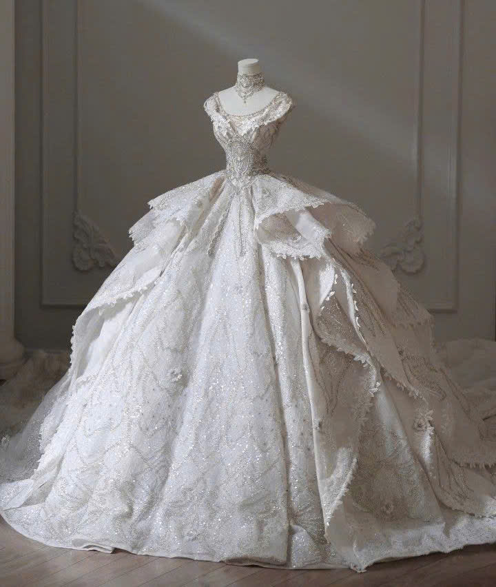 váy cưới trắng ngà