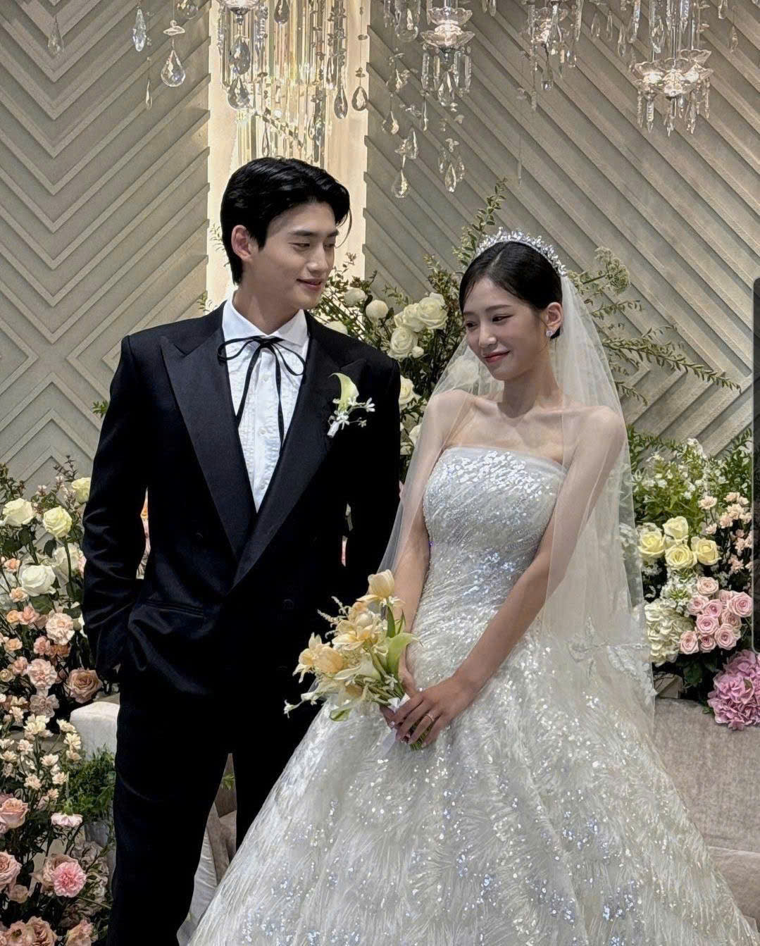 vest cưới trẻ trung