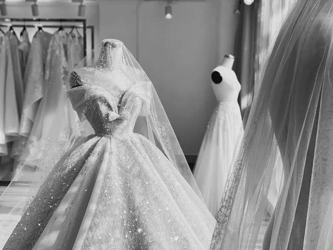 Váy Cưới Màu Sắc: Hướng Dẫn Chọn Tông Màu Phù Hợp Với Màu Da Và Chủ Đề Tiệc Cưới