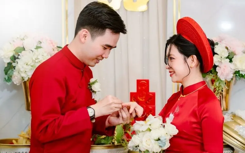 vợ chồng trao nhẫn cưới