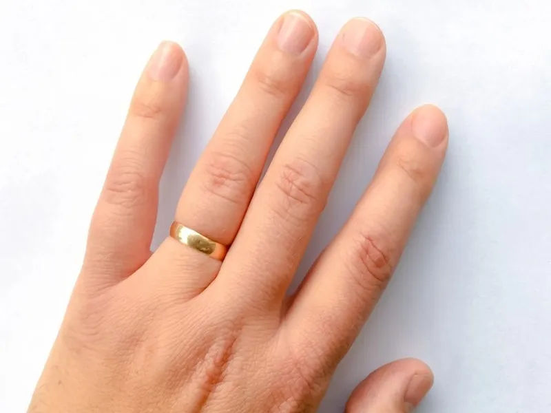 đeo nhẫn cầu hôn bị chật