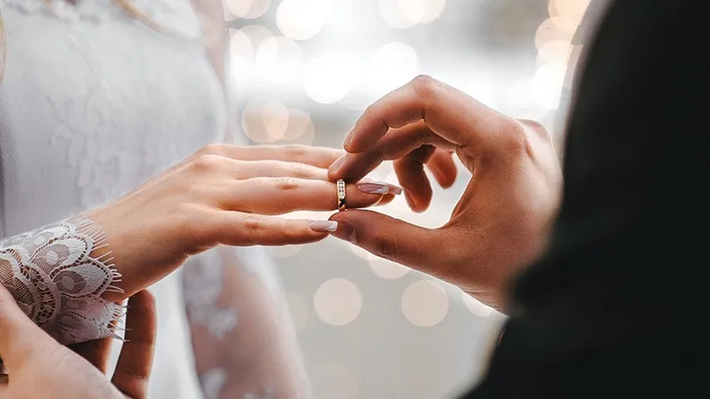 Lần Đầu Mua Nhẫn Cưới: 5 Bước Bắt Đầu Phù Hợp Cho Cặp Đôi Mù Tịt Kinh Nghiệm