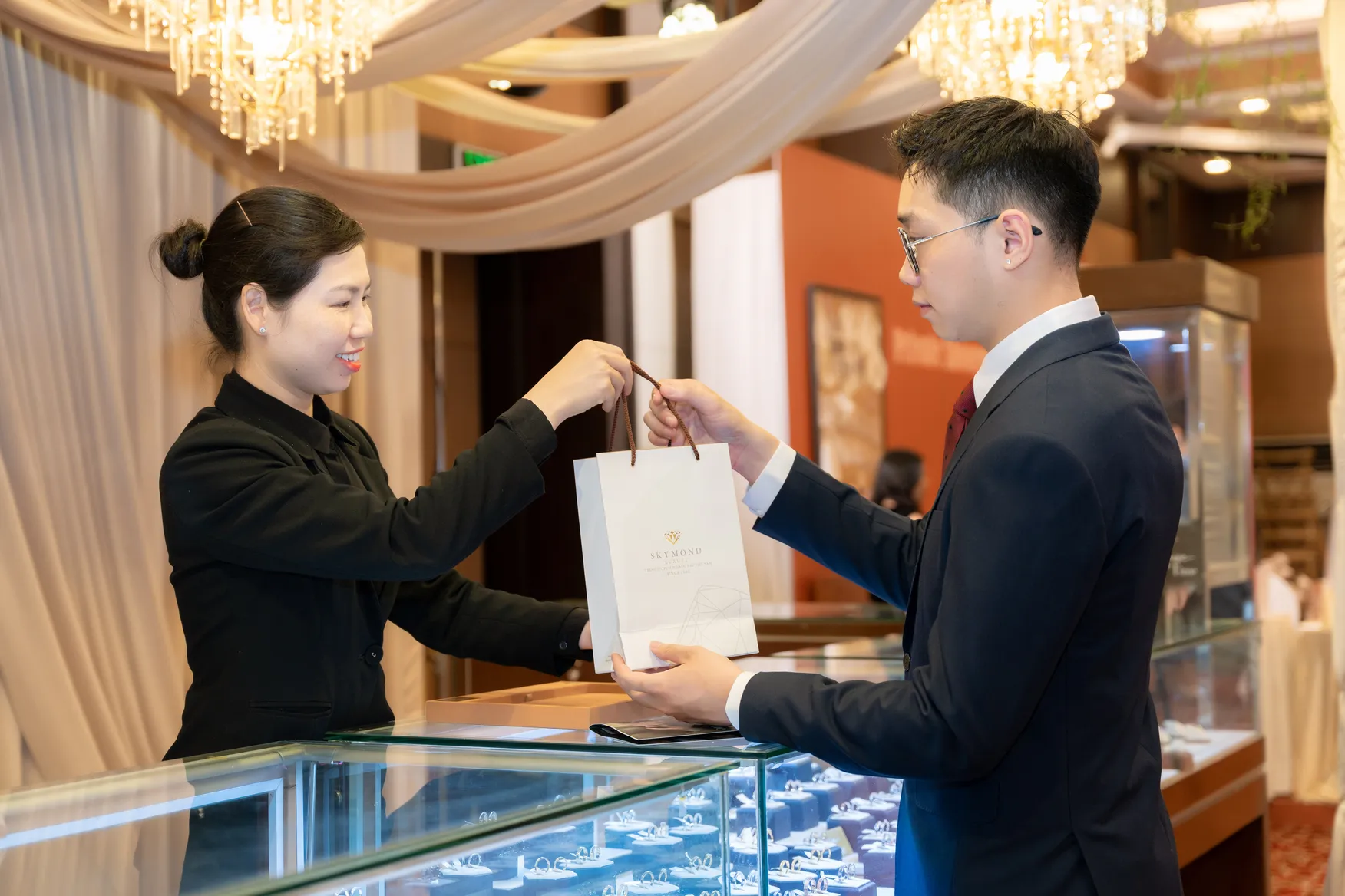 khách hàng hài lòng với đội ngũ skymond luxury