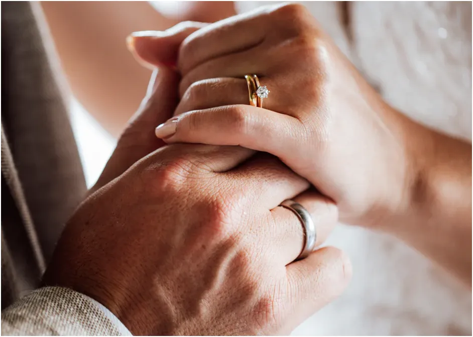 Nhẫn Đính Hôn & Nhẫn Cưới: Hướng Dẫn Phù Hợp Để Phân Biệt, Đeo Đúng và Mua Đủ Bộ Trọn Vẹn