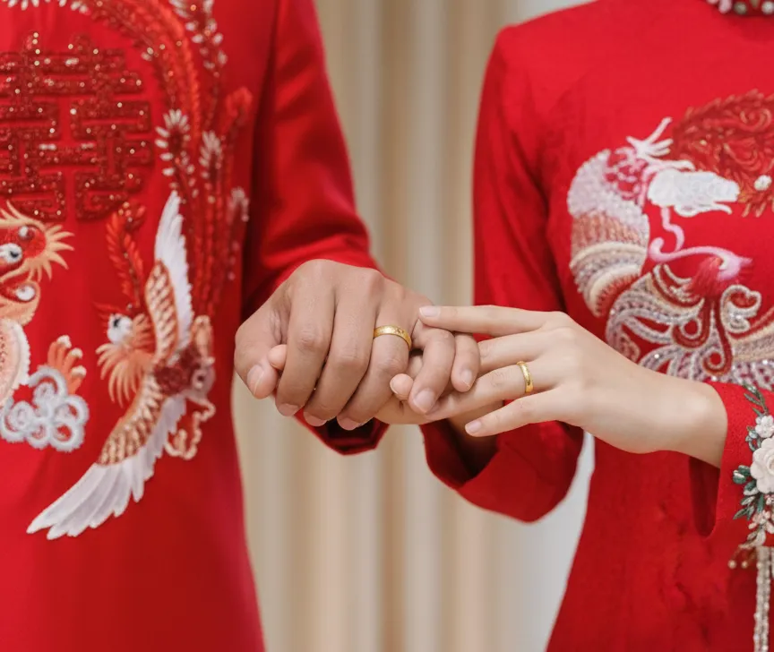 PHỐI NHẪN CƯỚI VÀNG VÀNG CÙNG ÁO DÀI TRUYỀN THỐNG: SỰ KẾT HỢP PHÙ HỢP CHO LỄ RƯỚC DÂU