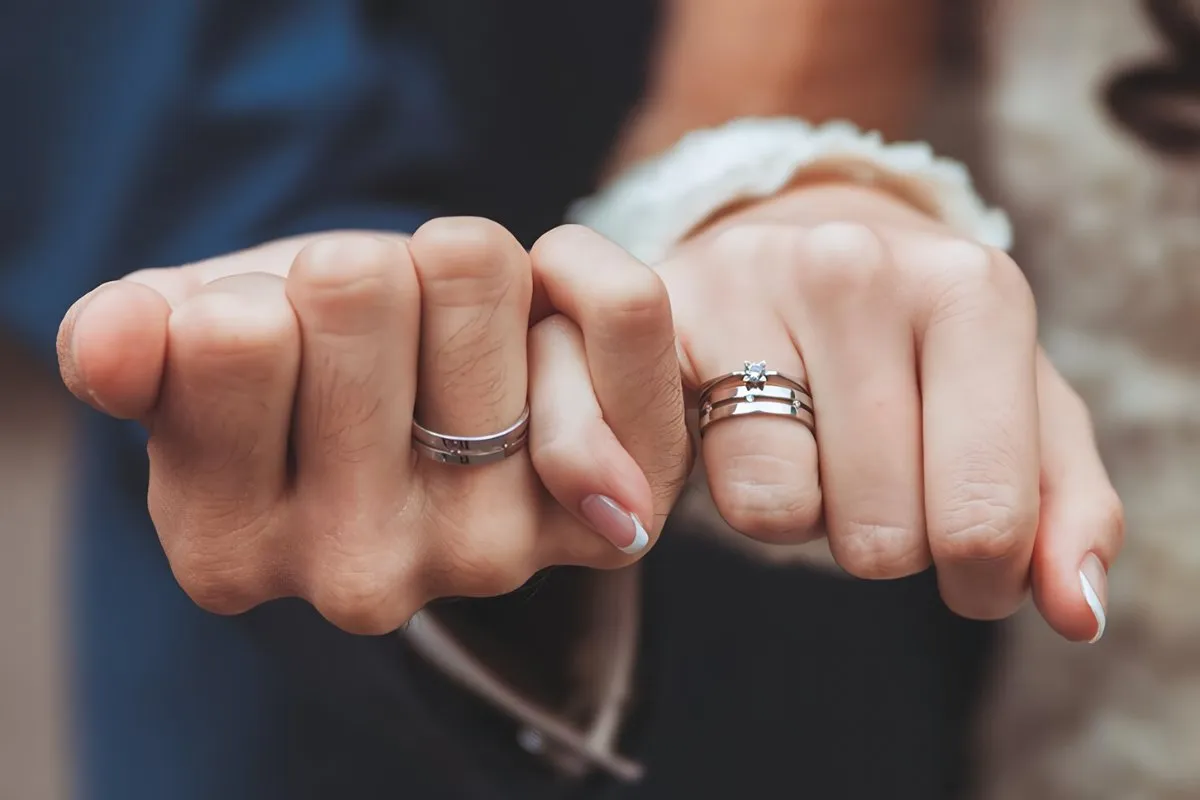 TÍCH LŨY VÀNG HAY MUA NHẪN CƯỚI KIM CƯƠNG TỰ NHIÊN? GIẢI PHÁP PHÙ HỢP CHO TÀI CHÍNH HẬU ĐÁM CƯỚI