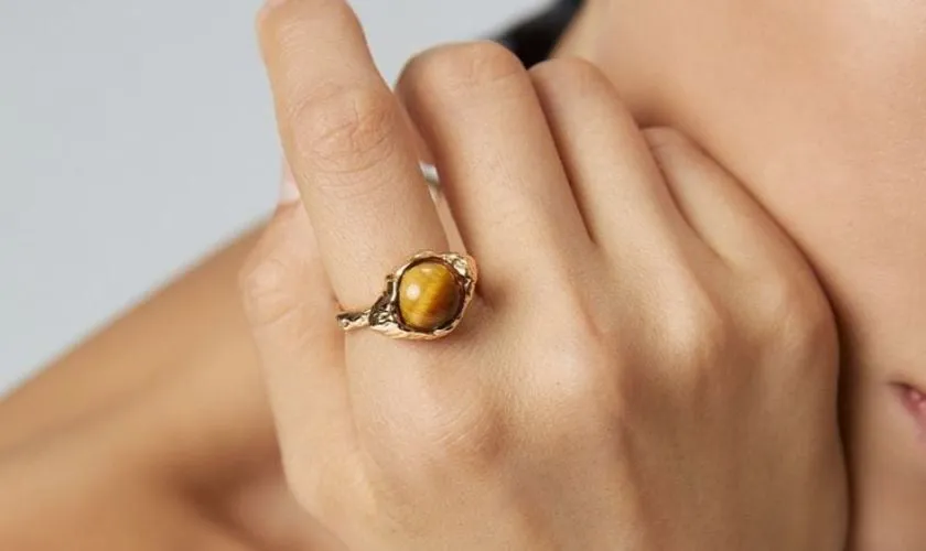 Nhẫn nữ đá màu: Bí quyết khơi nguồn sáng tạo để tự chủ tài chính U30