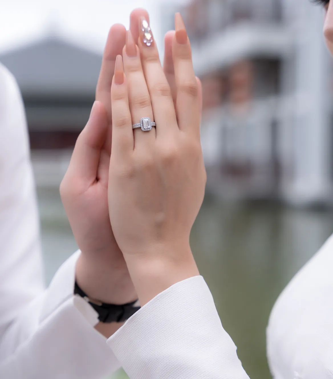 Có nên dùng đá CZ làm nhẫn cưới? Ưu và nhược điểm bạn cần biết