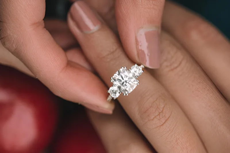 Nhẫn cưới đính 3 viên đá: Quá khứ, hiện tại và tương lai của tình yêu