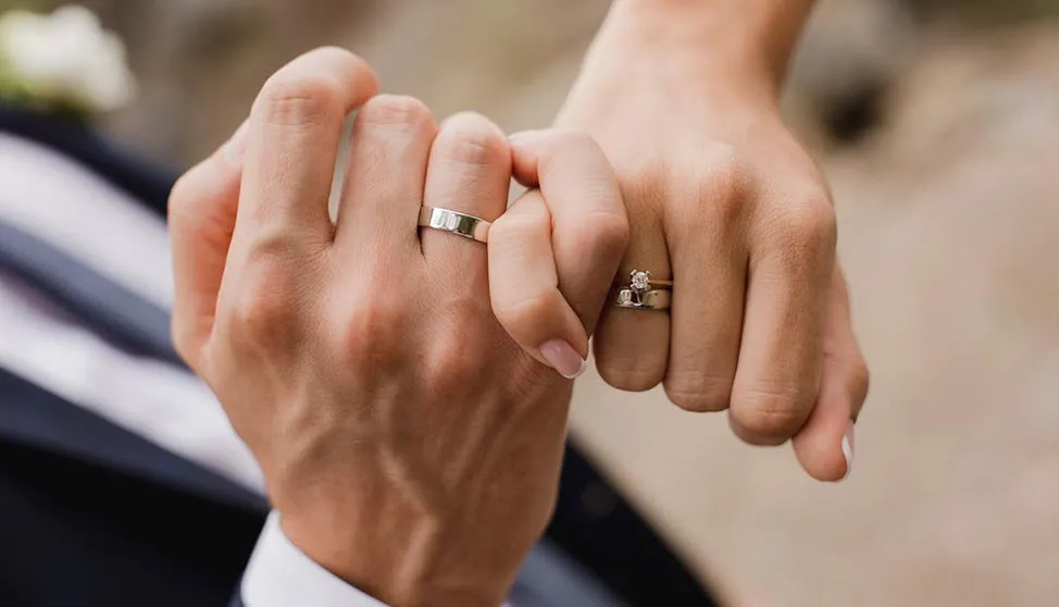 Nhẫn cưới cho nam giới tay thô: Kiểu dáng nào giúp tay trông thon hơn?