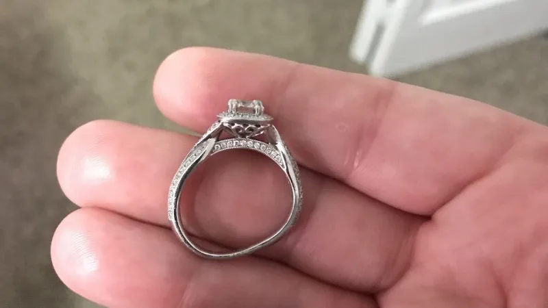 Nhẫn cưới bị méo do va đập mạnh: Có nắn lại được như cũ không?