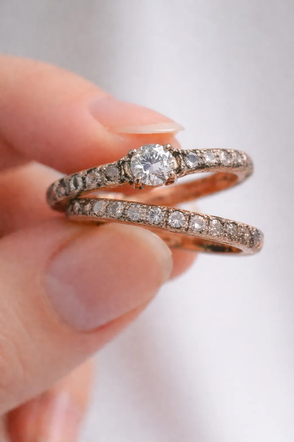 nhẫn cưới vàng hồng bị đổi màu