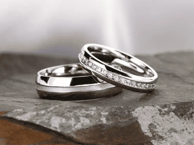 Nhẫn cưới vàng trắng bị trầy xước: Có tự đánh bóng tại nhà được không?