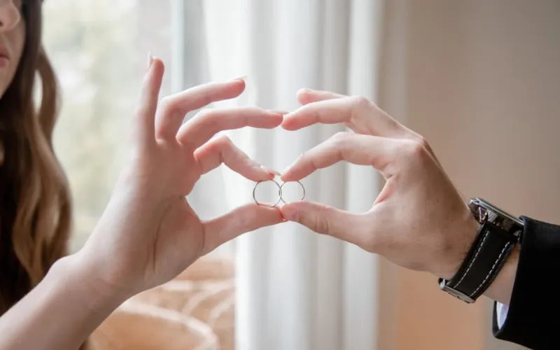cặp đôi lựa chọn nhẫn cưới phù hợp