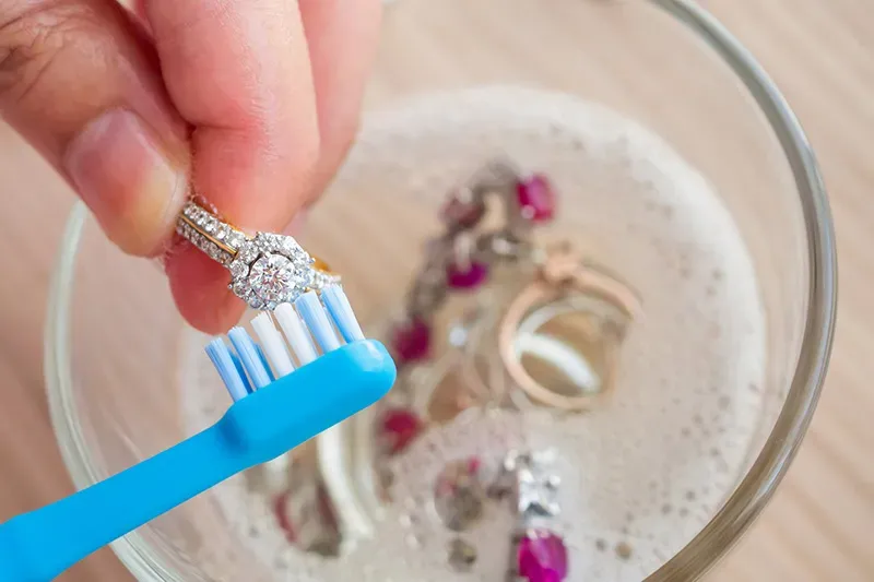 vệ sinh v&agrave; l&agrave;m sạch nhẫn cưới