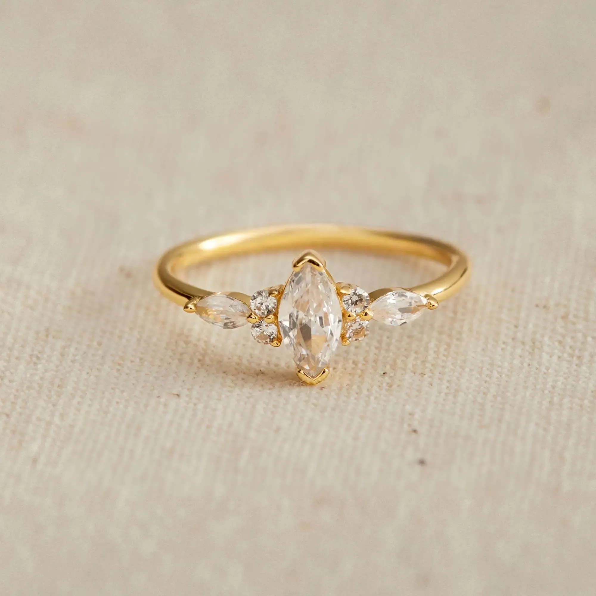 nhẫn cưới hạt thóc