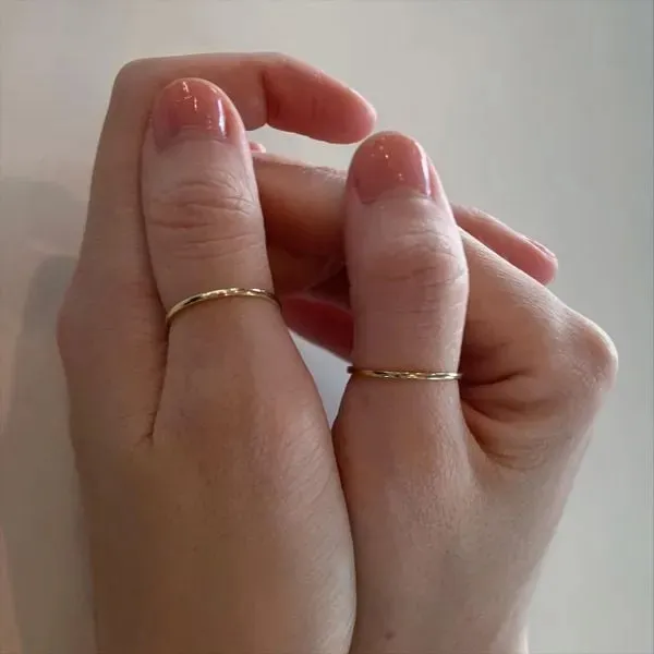 đeo nhẫn cưới ngón tay cái