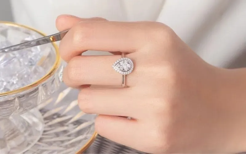 đeo nhẫn cưới ng&oacute;n giữa