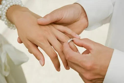 đeo nhẫn cưới ngón áp úp