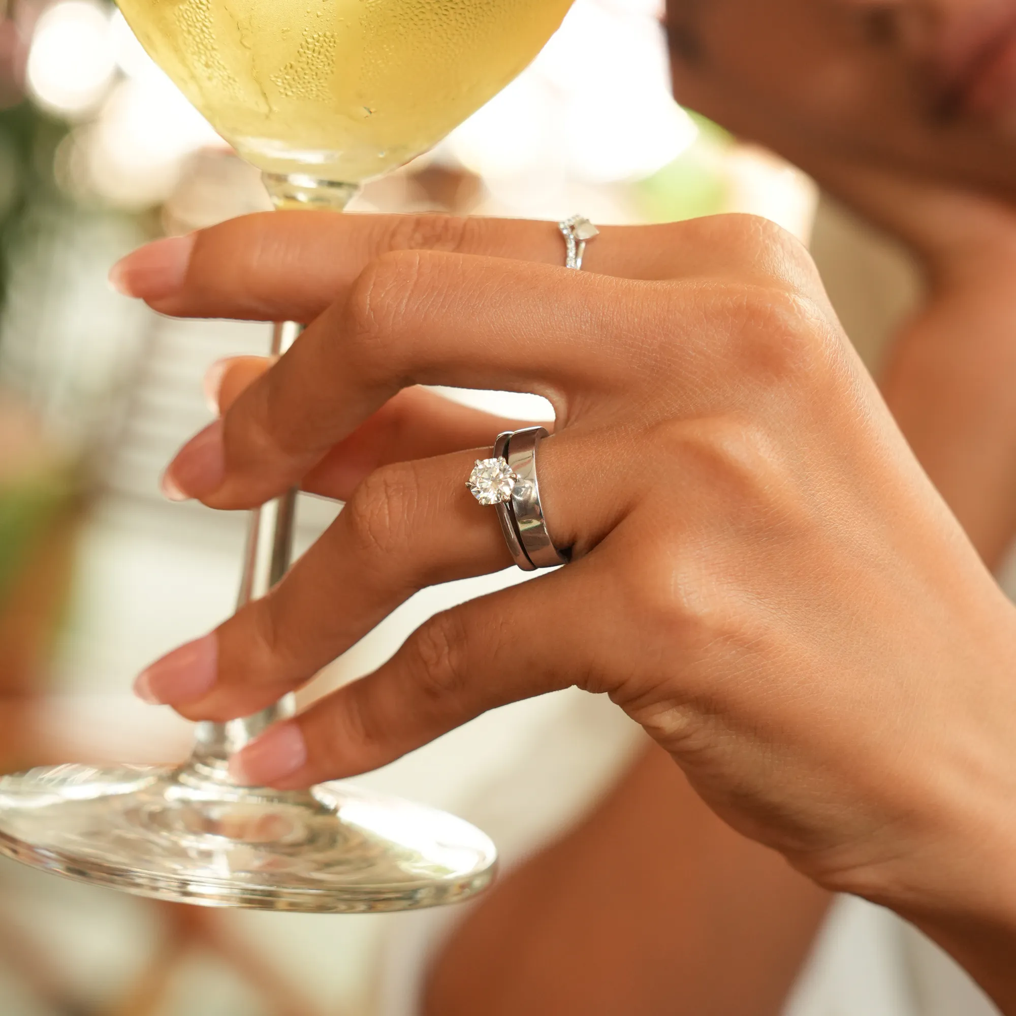 đeo nhẫn cưới và nhẫn cầu hôn