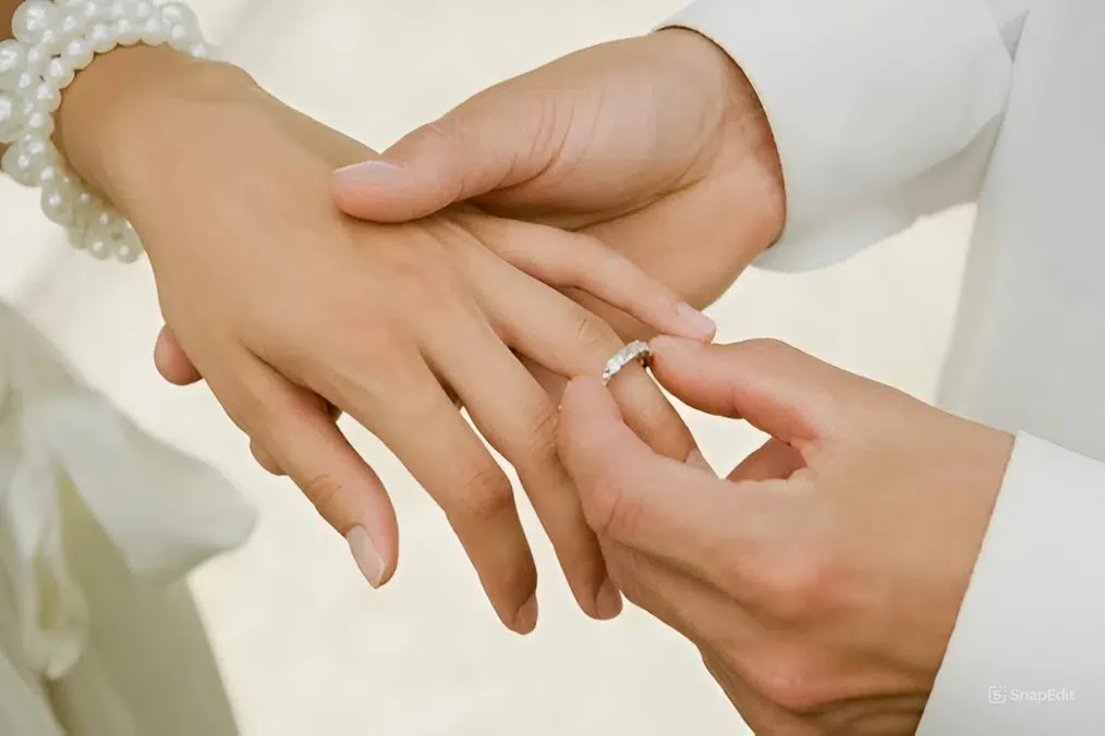 cặp vợ chồng đeo nhẫn cưới tay trái