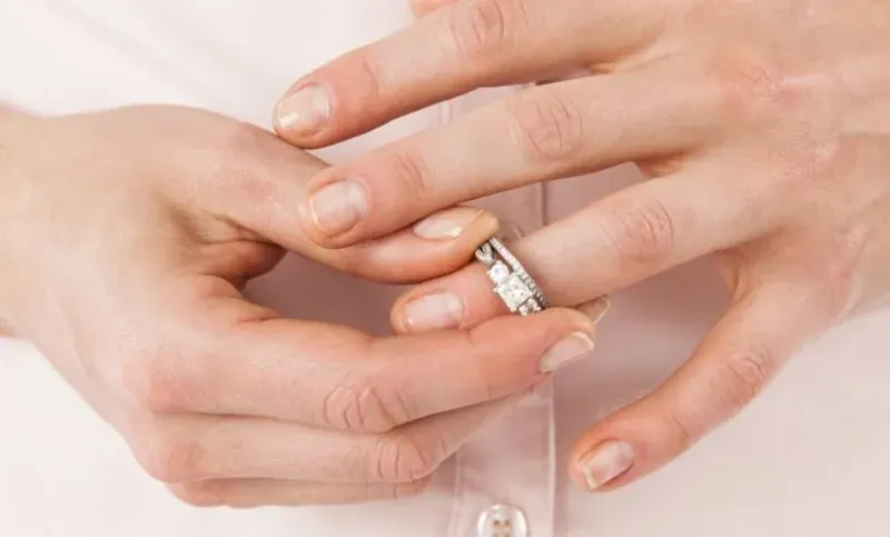 đeo nhẫn cưới tay trái