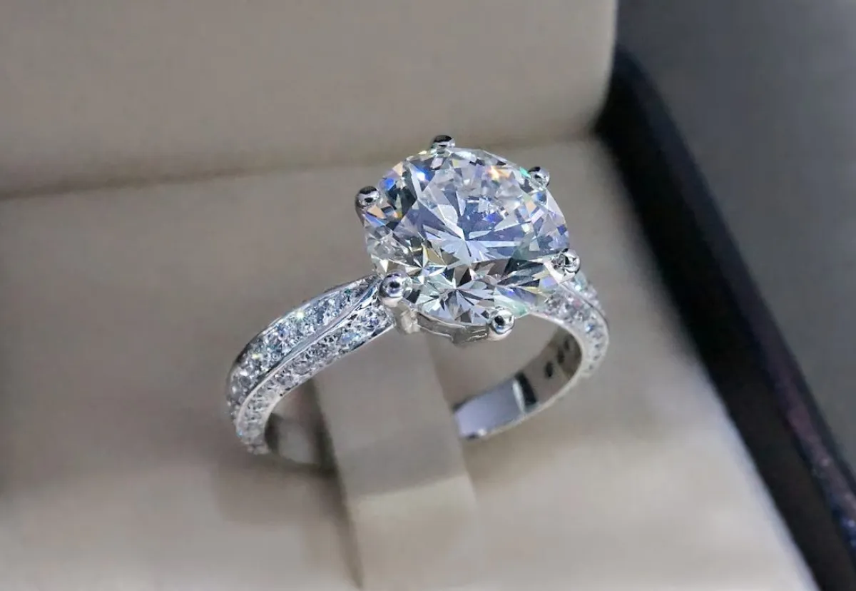 mẫu nhẫn cầu h&ocirc;n kim cương