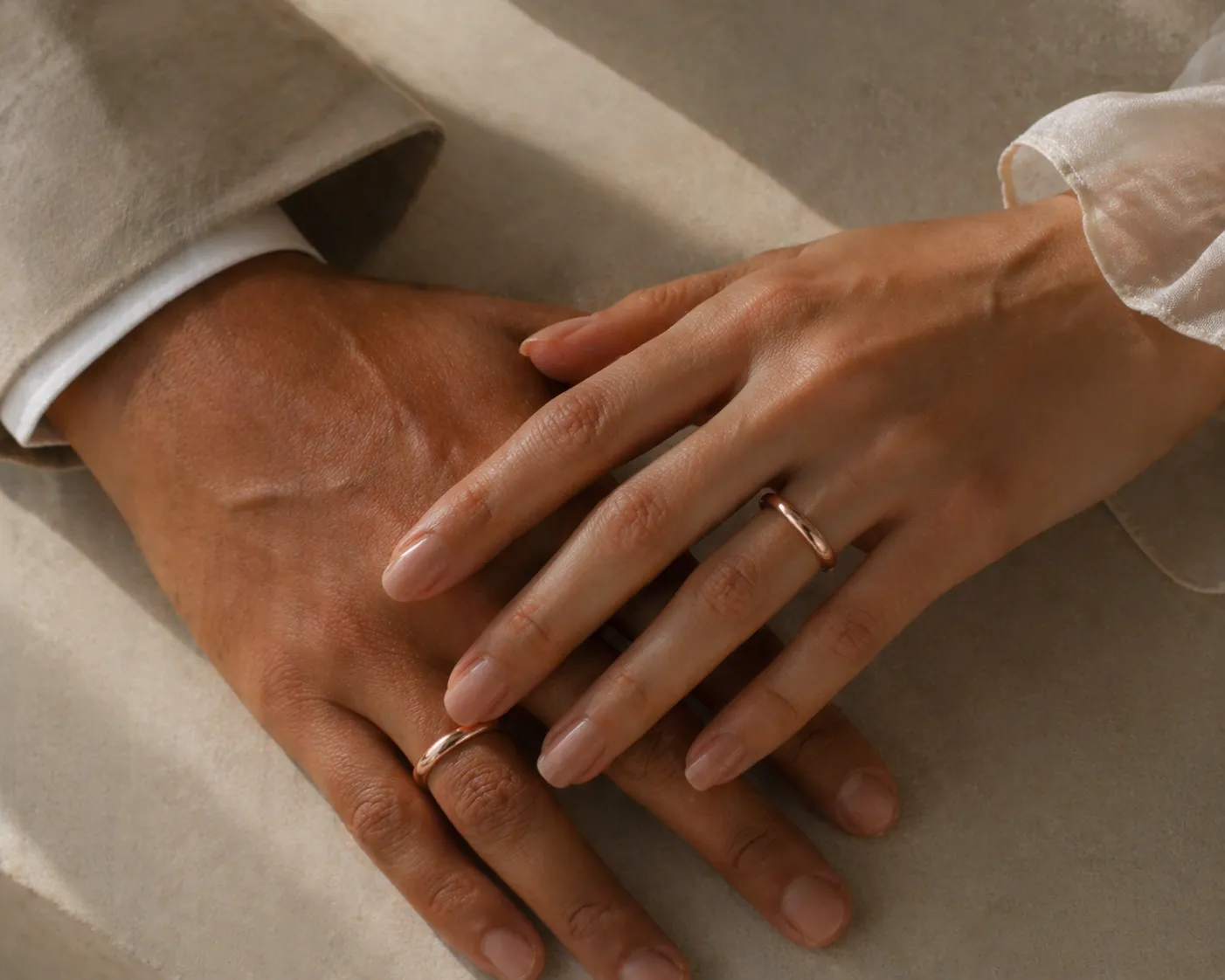 cặp đôi đeo nhẫn cưới vàng hồng