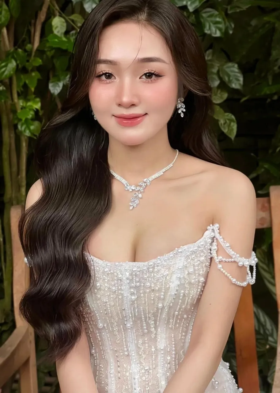 vòng cổ phù hợp với cô dâu mặt tròn