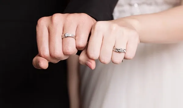 cặp đôi đeo nhẫn cưới kim cương