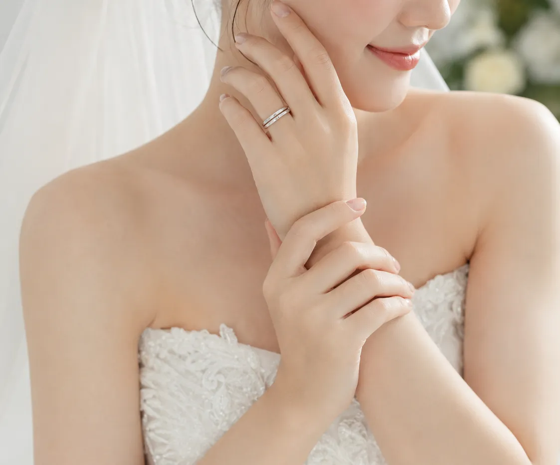 cô dâu tin dùng nhẫn cưới vàng trắng