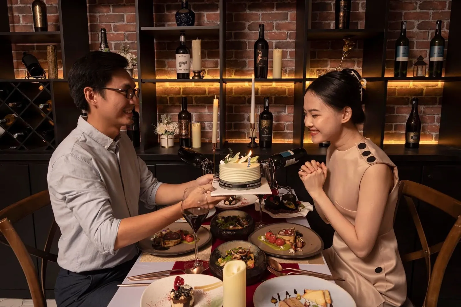 Giấu nhẫn cầu h&ocirc;n v&agrave;o đồ ăn